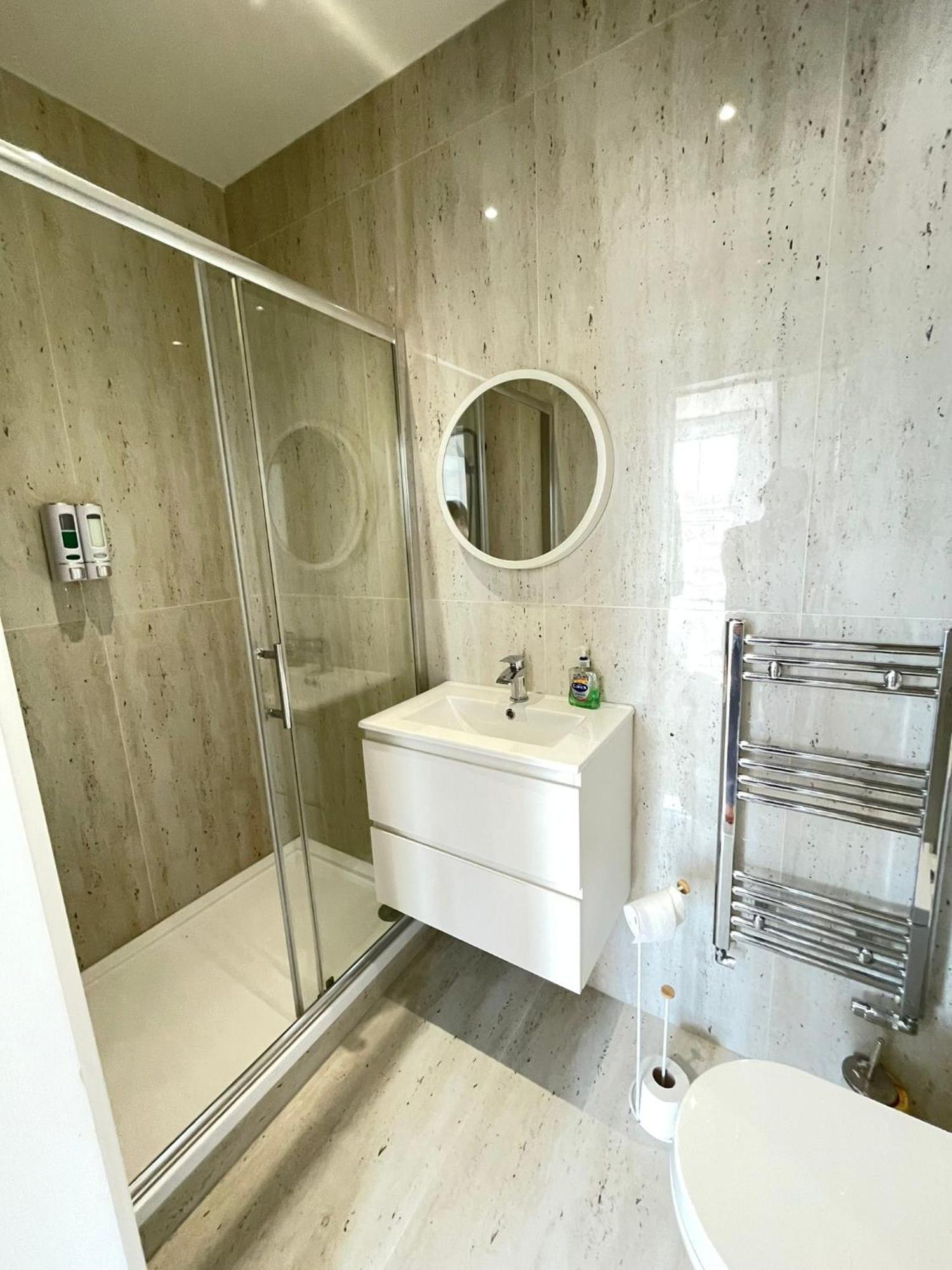 Comfortable Bay Window Stone Private Bathroom Edgware Ngoại thất bức ảnh