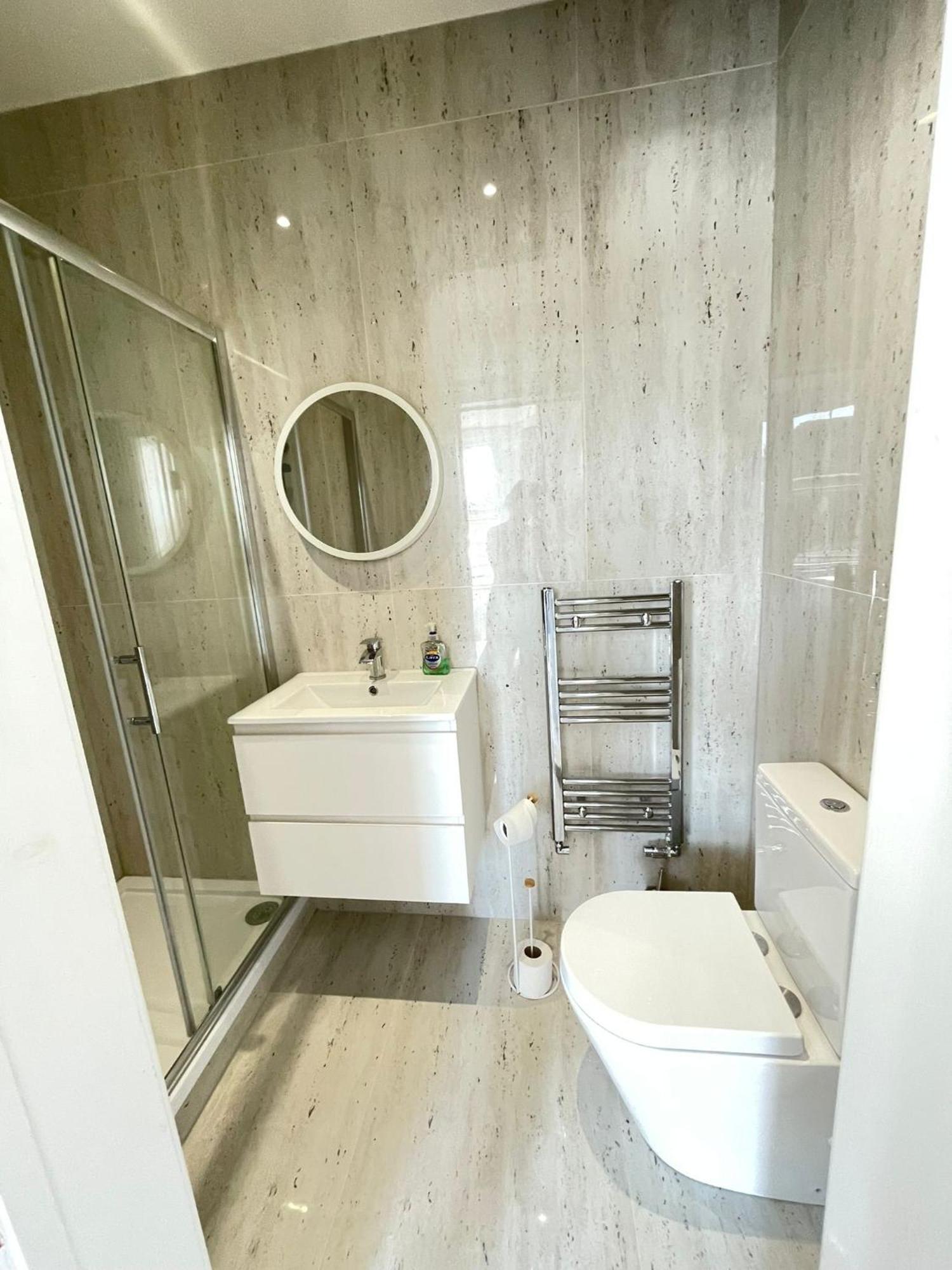 Comfortable Bay Window Stone Private Bathroom Edgware Ngoại thất bức ảnh